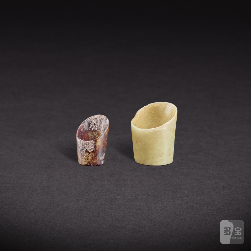 Two celadon jade hoof-shaped ornaments, Neolithic period, Hongshan culture | 新石器時代 紅山文化 青玉馬蹄管形器兩件 - 图2